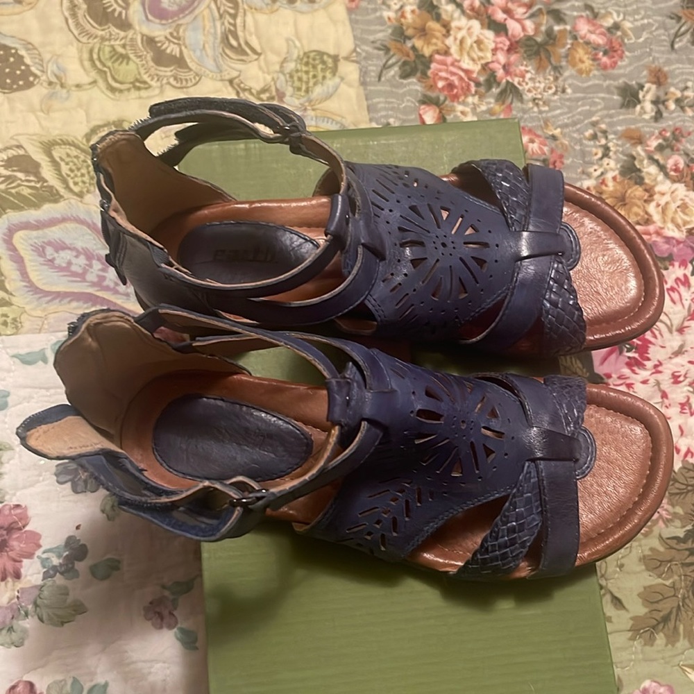 Good condition. Earth brand sandels